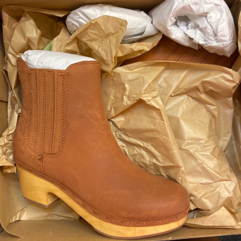 I am selling these brown Frye & co boots new with tags, never been worn